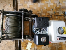 Máy tời kéo vật liệu lên núi 